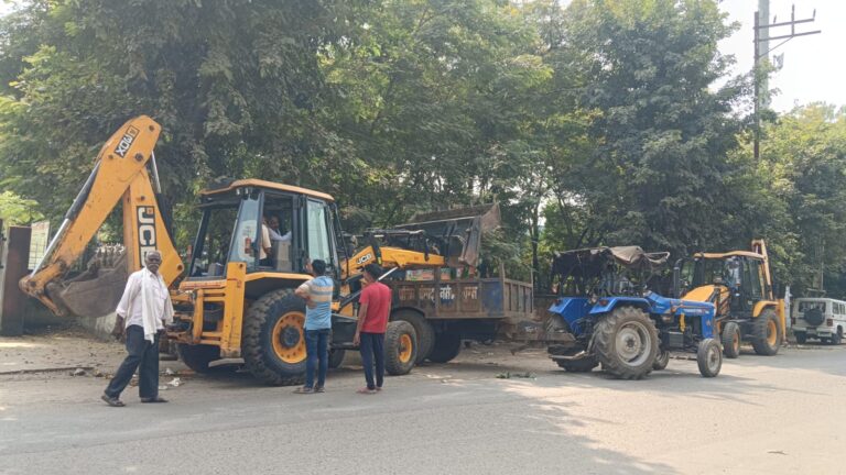 वार्डों और बाजार क्षेत्र में तीव्रगति से चला स्वच्छता अभियान दीपावली पर एकत्रित कचरे को किया साफ