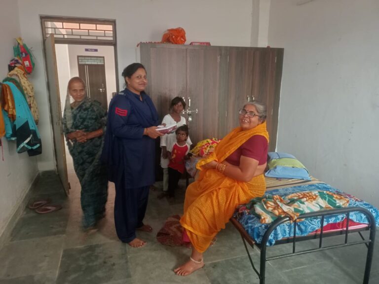 दीपावली पर पुलिस अधीक्षक के निर्देशन में महिला सेल ने बुजुर्गों के चेहरों पर खिलाई मुस्कान — मातृ-पितृ वृद्धाश्रम में उमड़ी अपनत्व की रोशनी