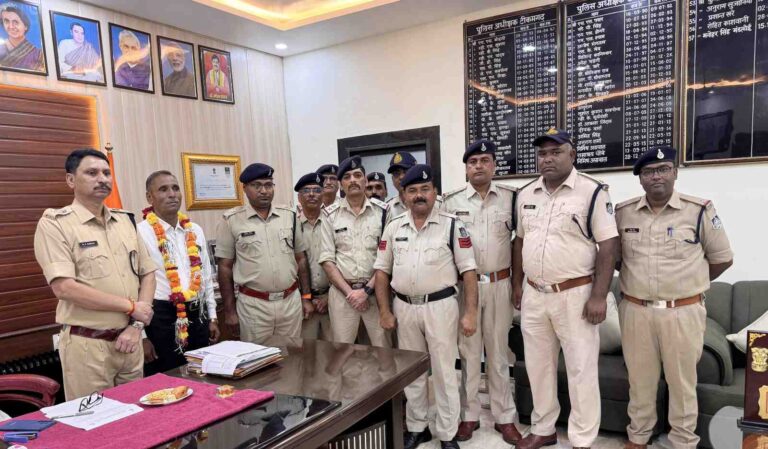 पुलिस अधीक्षक मनोहर सिंह मंडलोई ने सेवानिवृत्त सहायक उपनिरीक्षक को दी भावभीनी विदाई सेवानिवृत्ति पर भावुक हुआ पुलिस परिवार, पुष्पगुच्छ और मोमेंटो से दी विदाई