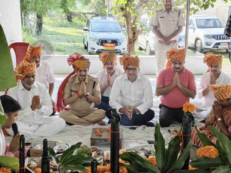 विजयादशमी पर पुलिस लाइन में शस्त्र पूजन पुलिस अधीक्षक ने दी जिले वासियों को दशहरा पर्व की शुभकामनाएँ विधायक, कलेक्टर और एसपी सहित जनप्रतिनिधियों ने की पूजा-अर्चना