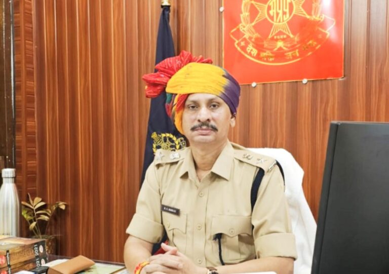 टीकमगढ़ पुलिस द्वारा सीएम हेल्पलाइन में लगाई हैट्रिक, पुलिस अधीक्षक मनोहर सिंह मंडलोई ने दी टीम को बधाइयाँ