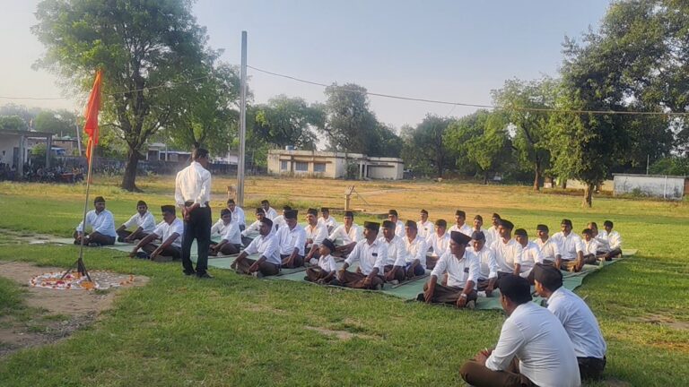 नर्मदापुरम ग्रामीण रंढ़ाल में संघ का निकला पथ संचलन, जगह जगह हुई पुष्प वर्षा, दिखा अनुशासन