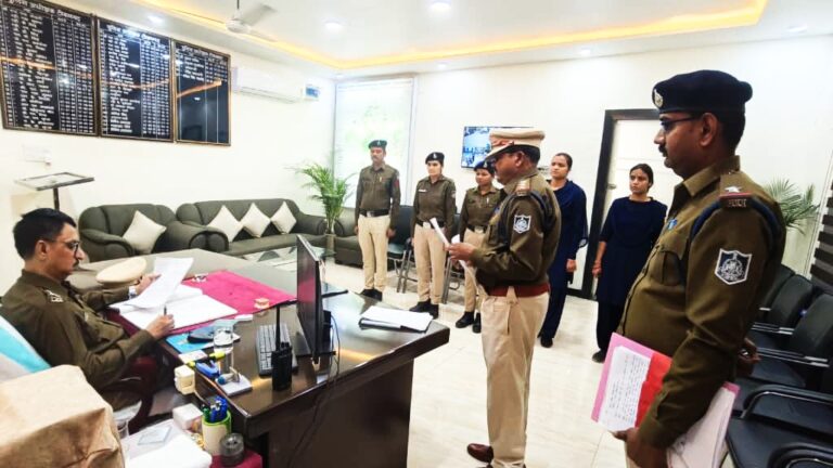 अनुशासन सर्वोपरि पुलिसकर्मियों को एसपी मनोहर सिंह मंडलोई के सख्त निर्देश, जाना हालचाल,समस्याओं का किया निराकरण