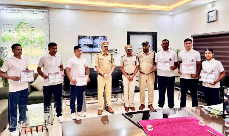 क़ानून व्यवस्था के नए प्रहरी बने 06 नव आरक्षक पुलिस अधीक्षक मनोहर सिंह मंडलोई ने सौंपे नियुक्ति आदेश