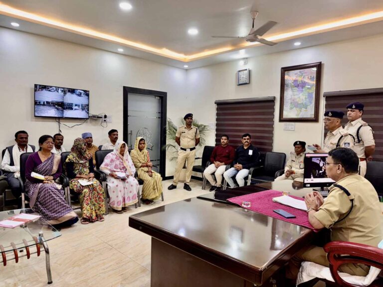 जनसुनवाई शिविर में सुनी गई जनता की आवाज़, मौके पर ही हुए कई मामलों का समाधान एसपी मनोहर सिंह मंडलोई के नेतृत्व में टीकमगढ़ पुलिस कर रही है जनमुखी और पारदर्शी पुलिसिंग के प्रयास, फायरिंग अभ्यास में दिखाई जवानों ने दक्षता