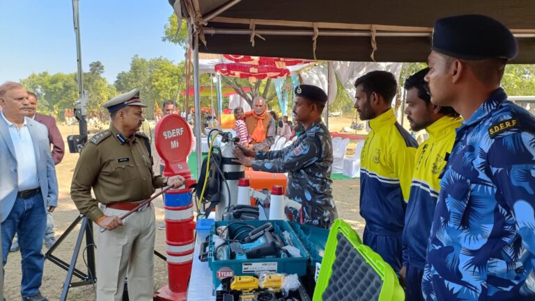 टीकमगढ़ एवं निवाड़ी जिले का संयुक्त रूप से होम गार्ड एवं नागरिक सुरक्षा स्थापना दिवस समारोह आयोजित होमगार्ड एवं एसडीईआरएफ जवानों के साथ ही उत्कृष्ट कार्य करने वाले सिविल डिफेंस वालंटियर को किया गया शिल्ड एवं प्रशस्ति पत्र से सम्मानित