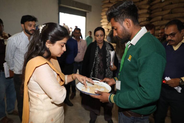 आवश्यक संसाधनों की उपलब्धता सुनिश्चित कर व्यवस्थित ढंग से की जाए धान खरीदी: कलेक्टर सुश्री सोनिया मीना