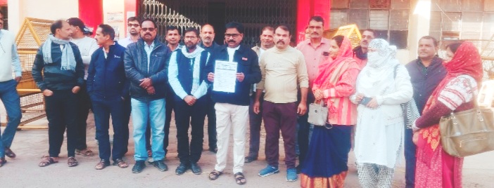 ई-अटेंडेंस के विरोध में शिक्षकों का प्रदर्शन कलेक्टर को सौंपा ज्ञापन