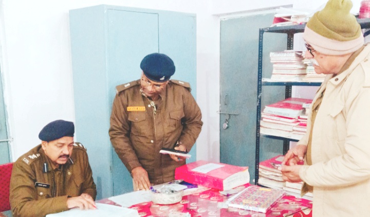 पुलिस अधीक्षक आलोक कुमार ने देर रात्रि थाना खरगापुर, कुडीला एवं चौकी मंजना का किया औचक निरीक्षण