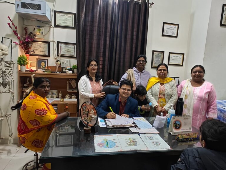 डॉ उमंग अग्रवाल द्वारा विवेकानंद घाट स्थित अग्रवाल ऑर्थो केयर अस्पताल में निशुल्क स्वास्थ्य शिविर का आयोजन हुआ