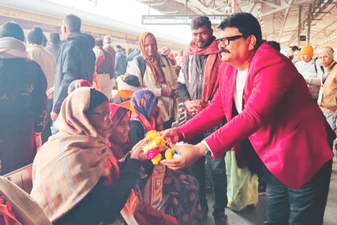 नपा अध्यक्ष ने फूल मालाओं से किया तीर्थ यात्रियों का स्वागत सम्मान यात्रा मंगलमय होने की,की कामना