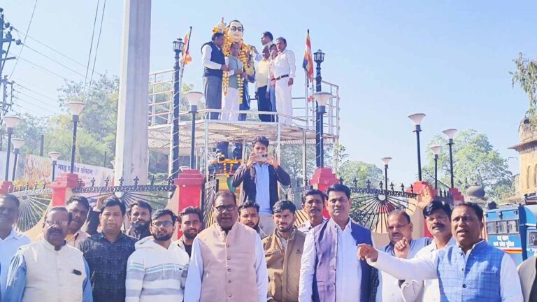 महापरिनिर्वाण दिवस : मनाई गई बाबासाहेब डा. भीमराव अंबेडकर की पुण्यतिथि पर माल्यार्पण और मरीजों को फल वितरण कर निभाई मानवता की परंपरा