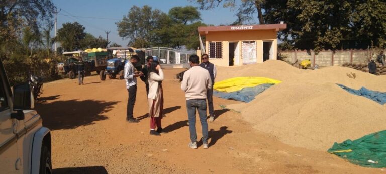 नर्मदापुरम जिले में धान उपार्जन कार्य सतत जारी कलेक्टर के निर्देशानुसार अधिकारियों द्वारा उपार्जन केंद्रों का नियमित निरीक्षण कर व्यवस्थाओं का लिया जा रहा जायजा