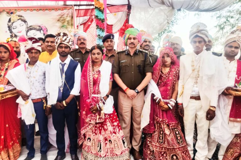 वर्दी में संवेदना का स्पर्श एसपी मंडलोई 43 बेटियों के विवाह में आत्मीय बाराती बनकर पहुंचे, दिया स्नेहिल आशीर्वाद