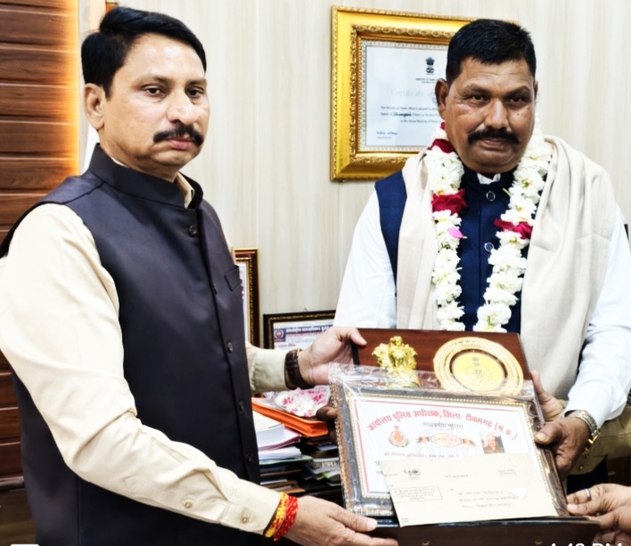 एसपी मनोहर सिंह मंडलोई की आत्मीय पहिल सेवानिवृत अधिकारी को सम्मानपूर्ण दी विदाई