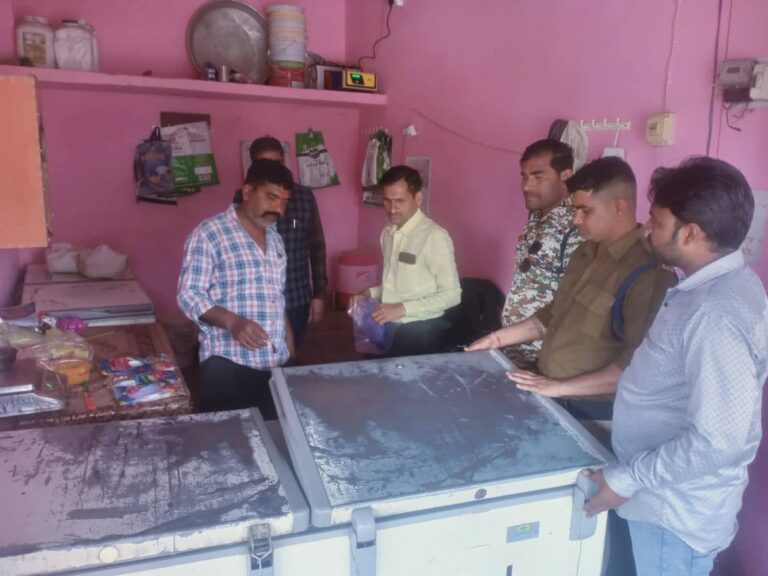 पलेरा में प्रतिष्ठानों पर मावा, मिष्ठान आदि की गुणवत्ता जांचने हेतु सैंपल लिये गये