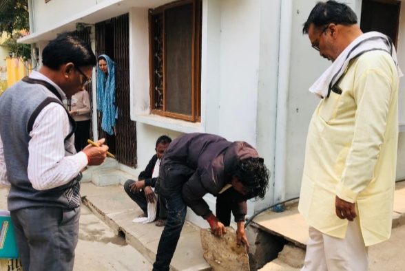 नगर पालिका की जलप्रदाय शाखा पहुंची वार्ड नंबर 18 में चल रहे अवैध नल कनेक्शनों की, की जांच