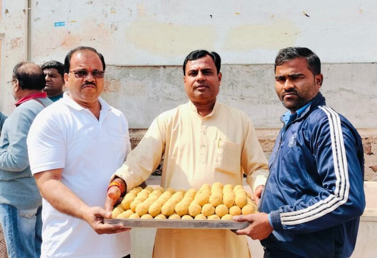 ओरछा लिंक ग्रीनफील्ड हाईवे की सौगात पर श्री रामराजा दरबार में गूँजी आस्था भाजपा नेता विकास यादव ने 11 किलो लड्डू चढ़ाकर भक्तों में प्रसाद बांटा, छठा गजरा किया अर्पित