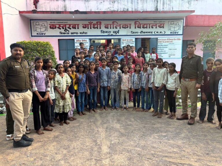 साइबर सुरक्षा जागरूकता की संवेदनशील पहल – पुलिस अधीक्षक के मार्गदर्शन में जिलाव्यापी अभियान* कनेरा क्षेत्र के कस्तूरबा विद्यालय में छात्राओं को दिया डिजिटल सुरक्षा का प्रशिक्षण साइबर सुरक्षा को लेकर टीकमगढ़ पुलिस की सक्रिय पहल