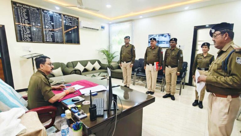संवेदनशील नेतृत्व की मिसाल – पुलिस अधीक्षक ने पुलिसकर्मियों की व्यक्तिगत समस्याएँ सुन किया त्वरित निराकरण पारिवारिक संकट में पुलिस आरक्षक को मिला मानवीय सहयोग और अवकाश स्वीकृति
