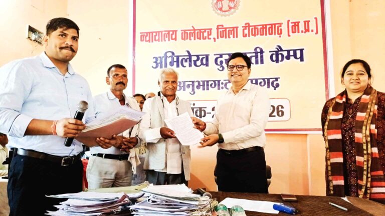 कलेक्टर, एसडीएम एवं तहसीलदार कोर्ट लगाकर राजस्व संबंधी समस्याओं का कराया गया निराकरण ‘संकल्प से समाधान’ शिविर में 212 राजस्व प्रकरणों का मौके पर निराकरण, चार तहसीलों में अब तक 461 मामलों का समाधान