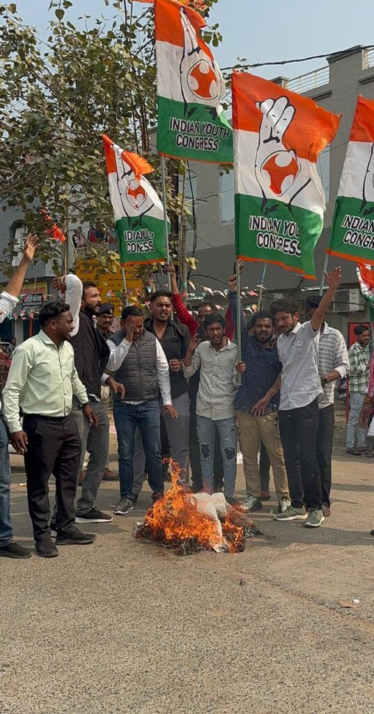 युवा कांग्रेस ने फूंका कैलाश विजयवर्गीय का पुतला; उमंग सिंघार पर टिप्पणी का विरोध I