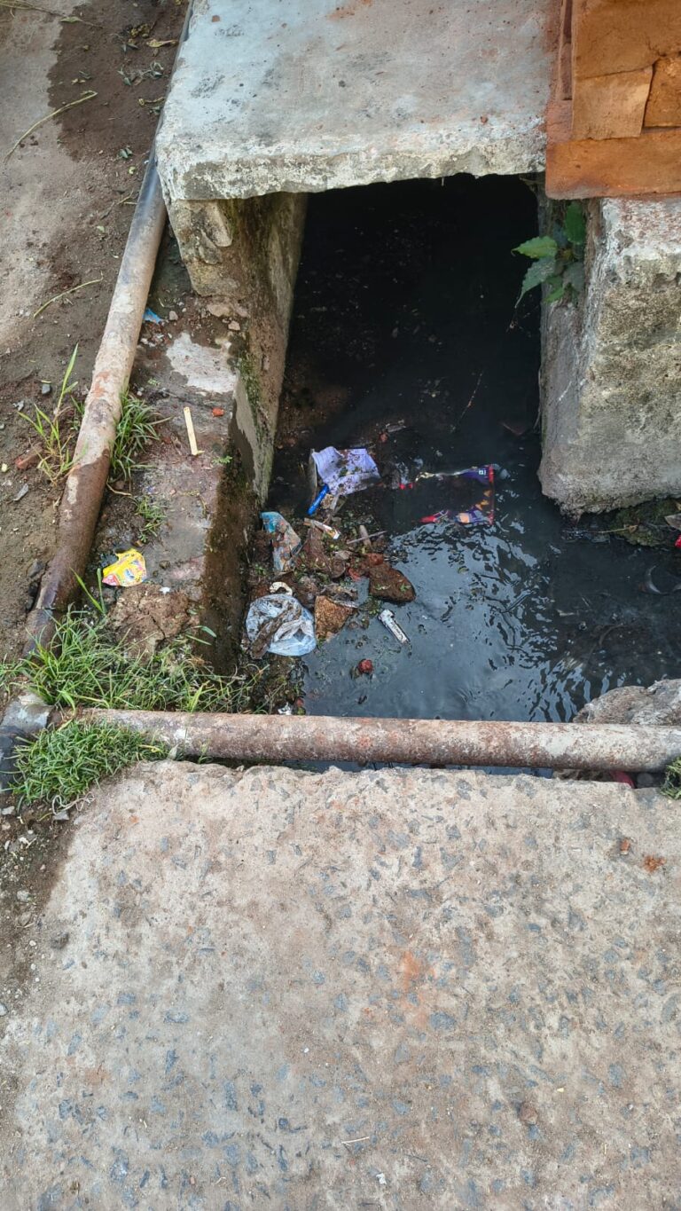 पुरानी इटारसी: स्वच्छता अभियान के दावों की खुली पोल, वार्ड 2 में हफ़्तों से पड़ी हैं नाली में कीचड़ I