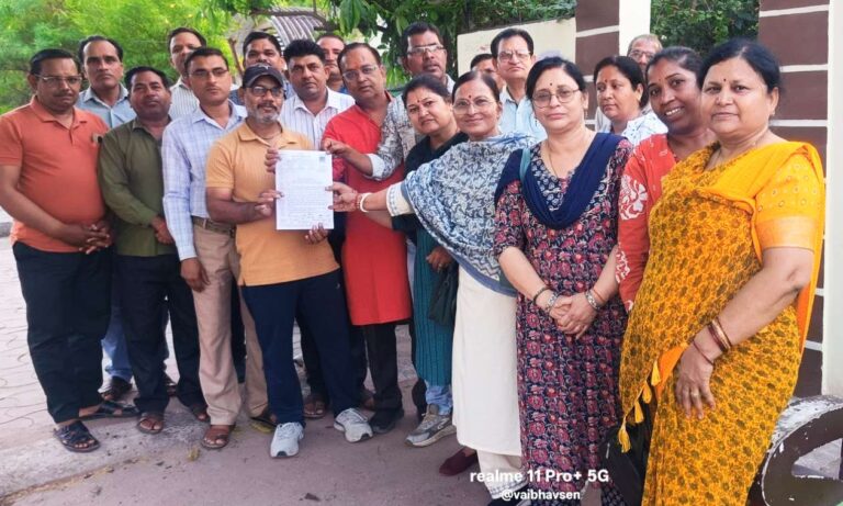 टीईटी परीक्षा के विरोध में शिक्षकों ने सौंपा ज्ञापन सांसद के माध्यम से मामला लोकसभा में उठाने की मांग, सुप्रीम कोर्ट में पुनर्विचार याचिका की भी अपील