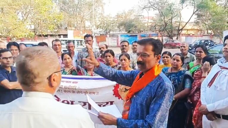 25-30 साल पुराने शिक्षकों की टेट परीक्षा के विरोध में कर्मचारियों का ज्ञापन, टीकमगढ़ में राज्य कर्मचारी संघ का प्रदर्शन, मुख्यमंत्री और मुख्य सचिव के नाम सौंपा ज्ञापन, कहा—अनुभवी शिक्षकों का आकलन सिर्फ परीक्षा से करना सम्मान के साथ अन्याय