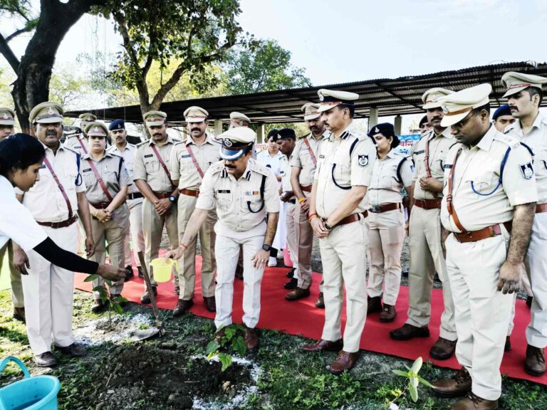 डीआईजी विजय खत्री ने पुलिस अधीक्षक के साथ दिशा लर्निंग सेंटर का किया निरीक्षण, विद्यार्थियों से संवाद कर दिया सफलता का मंत्र