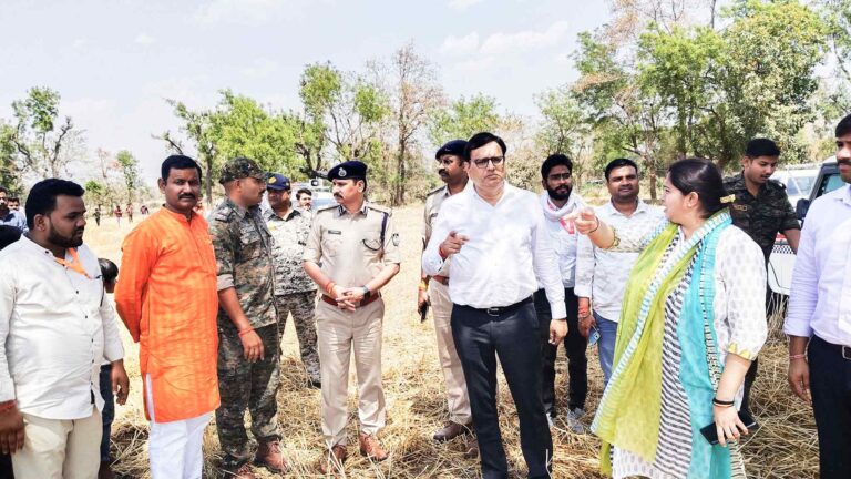 कलेक्टर, एसपी ने आगजनी की घटना से प्रभावित किसानों की फसलों का किया निरीक्षण नरवाई,पराली जलाने पर होगी दण्डात्मक कार्रवाई