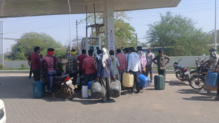 इटारसी: पेट्रोल पंपों पर डीजल के लिए उमड़ी भीड़, संचालक बोले— “स्टॉक पर्याप्त है, लोग घबराएं नहीं” I