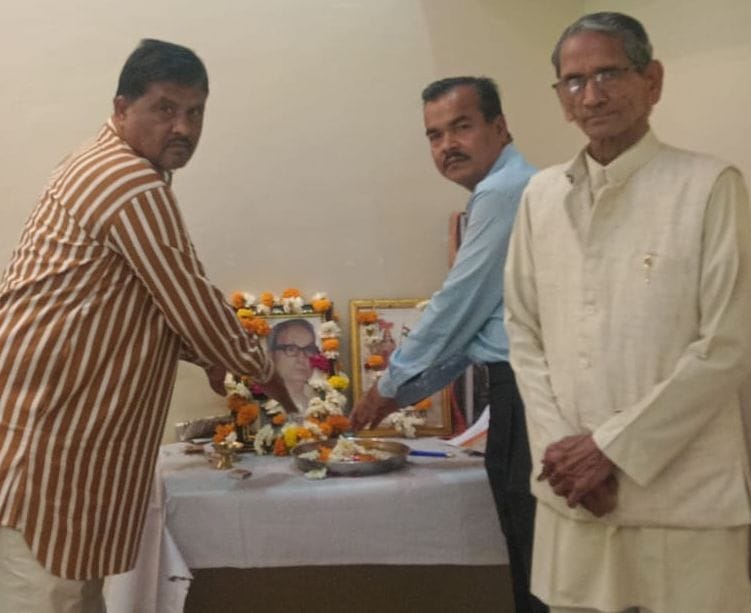 बल्देवगढ़ में बाबू शिवदयाल सिंह चौरसिया की जयंती हर्षोल्लास के साथ मनाई गई समाज के लोगों ने चित्र पर माल्यार्पण कर किया नमन, उनके आदर्शों पर चलने का लिया संकल्प