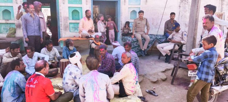 पुलिस अधीक्षक के निर्देश पर होली पर्व पर सुरक्षा ड्यूटी के दौरान पुलिस ने की जनचौपालें, शांति एवं सौहार्द का दिया संदेश