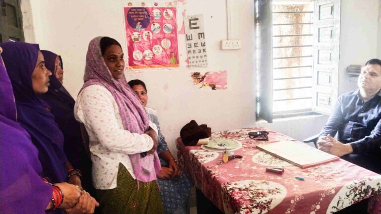 कलेक्टर विवेक श्रोत्रिय आरोग्य आयुष मंदिर मऊबुजुर्ग का किया औचक निरीक्षण