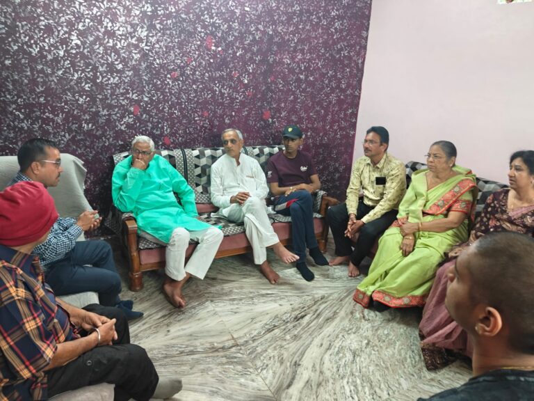 दिवंगत व्यवसायी नीलेश राठी के निवास पहुंचे पूर्व विधानसभा अध्यक्ष डॉ. सीतासरन शर्मा, दी श्रद्धांजलि I