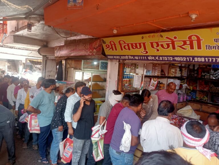 इटारसी में : गुटके के लिए मची मारामारी, दुकानों पर उमड़ी शौकीनों की भारी भीड़ I