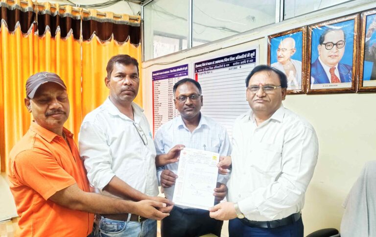 तापमान बढ़ने पर सुबह 7:30 बजे से स्कूल संचालित करने की मांग, शिक्षक संघ ने डीईओ को सौंपा ज्ञापन सोशल मीडिया पर वायरल आदेश से शिक्षकों में आक्रोश