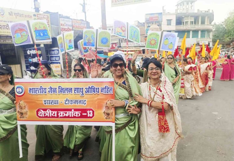 जैन समाज द्वारा बड़े धूमधाम से निकाली गई भव्य घट यात्रा