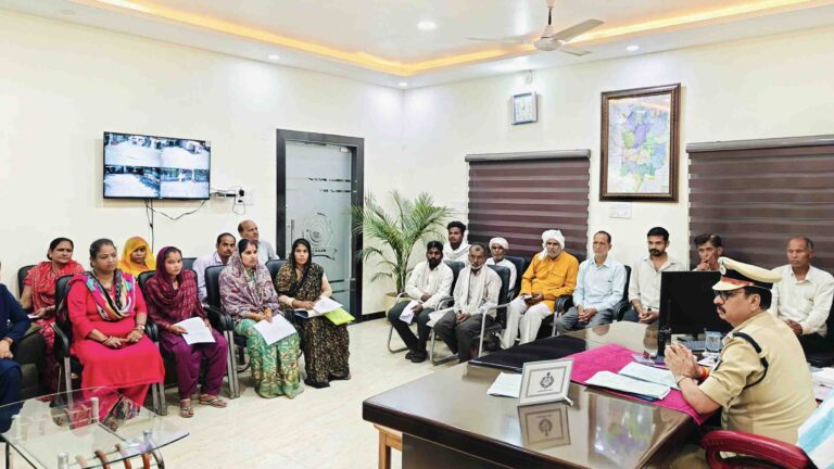 संवेदनशील नेतृत्व की मिसाल:-एसपी मनोहर सिंह मंडलोई के निर्देशन में जनसुनवाई बनी भरोसे का आधार साप्ताहिक जनसुनवाई से मजबूत हो रहा जनता का विश्वास, हर थाने पर सुनवाई की व्यवस्था प्रभावी पहल: शिकायतों में 36% की कमी दर्ज