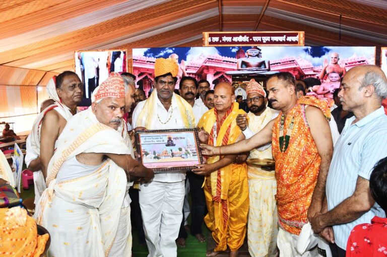 पपौरा जी में गर्भ कल्याणक की उत्तर क्रियाएं सम्पन्न, आचार्य श्री ने ‘कर्ता’ विषय पर दिया संदेश ध्वजारोहण, जनसैलाब और आध्यात्मिक वातावरण से गूंजा तीर्थ क्षेत्र