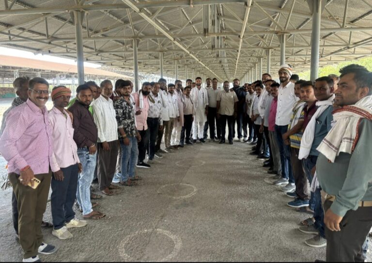 इटारसी मंडी में गूंजी किसानों की आवाज: कांग्रेस नेताओं ने प्रशासन से की तीखी चर्चा, आर्थिक नुकसान की भरपाई की मांग I