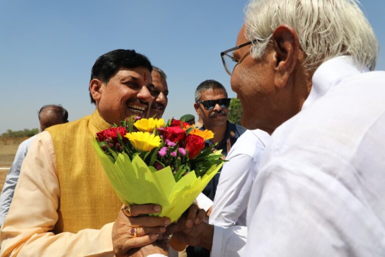 मुख्यमंत्री डॉ. मोहन यादव का सिवनी मालवा आगमन; हेलीपैड पर जनप्रतिनिधियों ने किया आत्मीय स्वागत