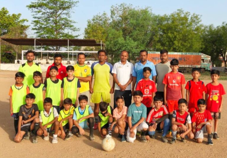 पुलिस लाइन खेल परिसर में समर कप फुटबॉल प्रतियोगिता का आगाज दोनों मुकाबले रहे ड्रॉ