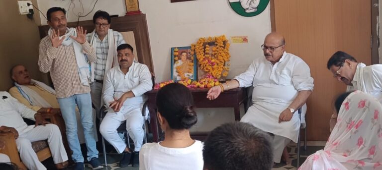राजीव गांधी की पुण्यतिथि पर कांग्रेसजनों ने दी श्रद्धांजलि विधायक यादवेंद्र सिंह बुंदेला बोले — “राजीव गांधी हर युवा की धड़कन थे और आज भी हैं”