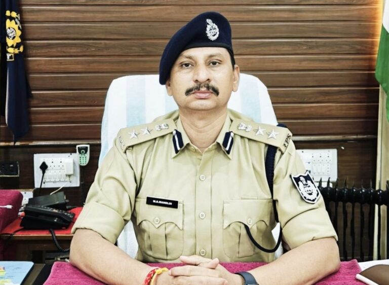 “ऑपरेशन वारंट” में टीकमगढ़ पुलिस की बड़ी सफलता एसपी मनोहर सिंह मंडलोई के नेतृत्व में 912 वारंटी गिरफ्तार, 9 इनामी आरोपी भी दबोचे,78 स्थाई एवं 825 गिरफ्तारी वारंटियों पर प्रभावी कार्रवाई