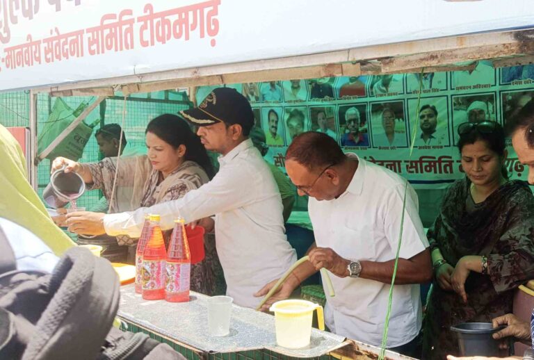 गंगा दशहरा पर मानवीय संवेदना समिति की प्याऊ में हुई जल सेवा गायत्री परिवार एवं नारी शक्ति ने राहगीरों को पिलाया शरबत, 45 डिग्री तापमान में लोगों को दी राहत