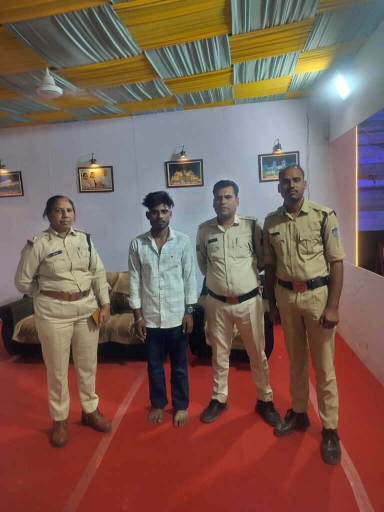पुलिस की सजगता से टली मेले में बड़ी वारदात: चाकू लेकर घूम रहा युवक गिरफ्तार l