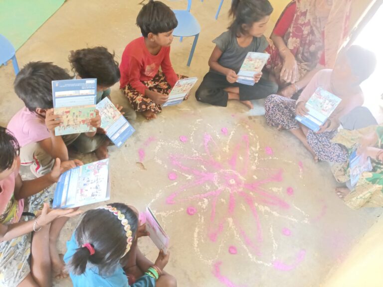 आदिवासी बस्ती केशवगढ़ में समर कैंप मेले का आयोजन बच्चों को खिलौने, पुस्तकें और शैक्षणिक सामग्री वितरित, आंगनबाड़ी कार्यकर्ताओं की सराहना