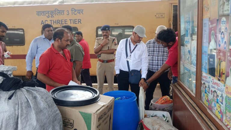 इटारसी में रेलवे की बड़ी कार्रवाई: अवैध वेंडरों पर कसा शिकंजा, स्टॉलों पर फैला अतिक्रमण हटाया l
